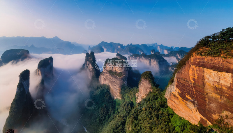 云海漫涌间的丹霞奇峻峰林景色