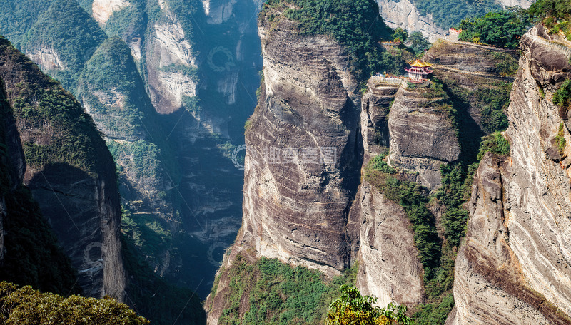 高清大图下载【趣麦麦图】壁立千仞间绿意点缀的雄浑山峦
