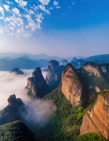 云雾缥缈中林立的壮美奇特山峰