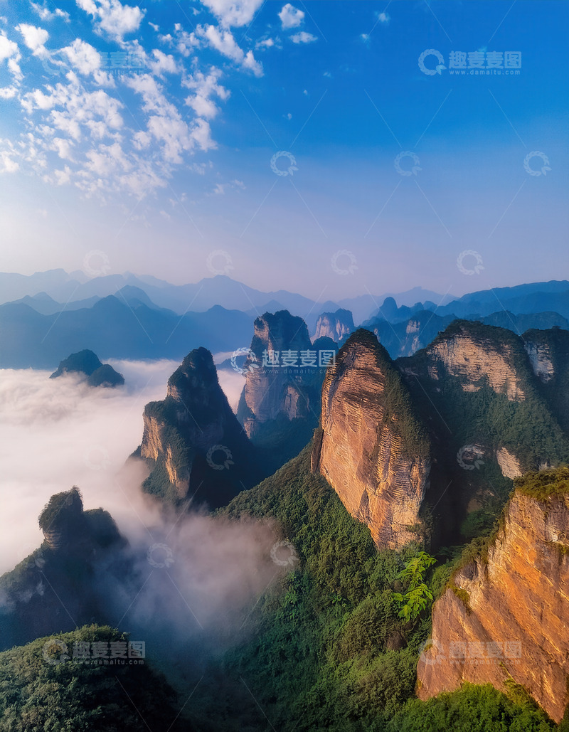 高清大图下载【趣麦麦图】云雾缥缈中林立的壮美奇特山峰