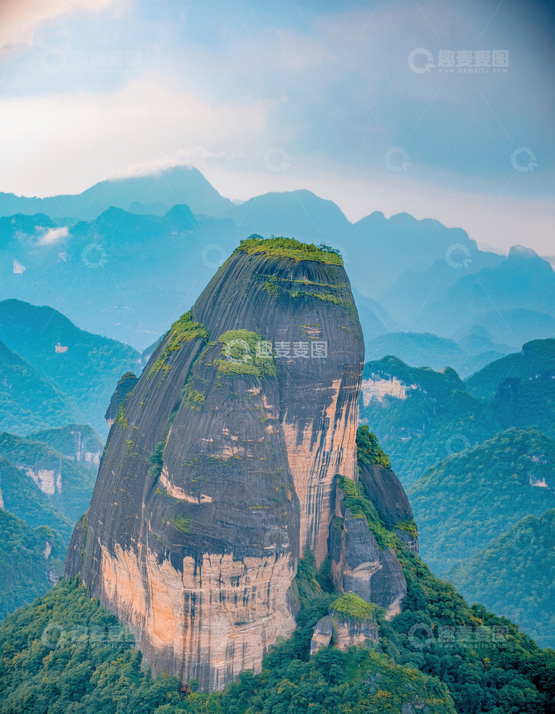 高清大图下载【趣麦麦图】群山间独耸的植被覆盖奇特巨岩