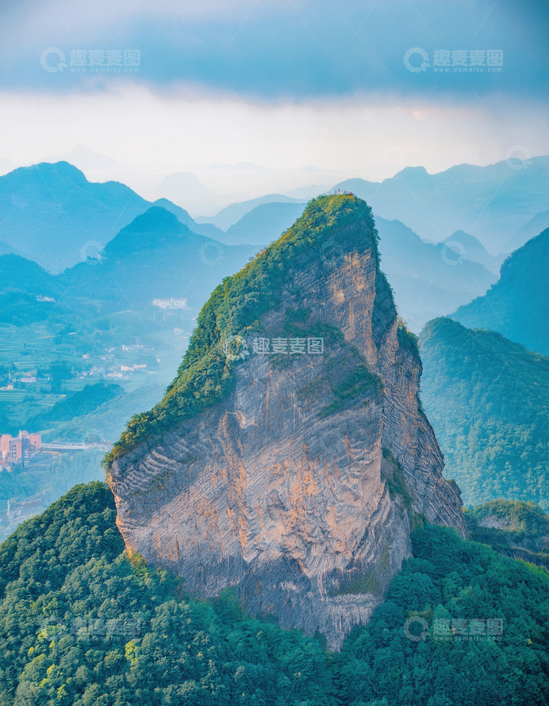 高清大图下载【趣麦麦图】青山间植被覆盖的突兀孤立巨岩