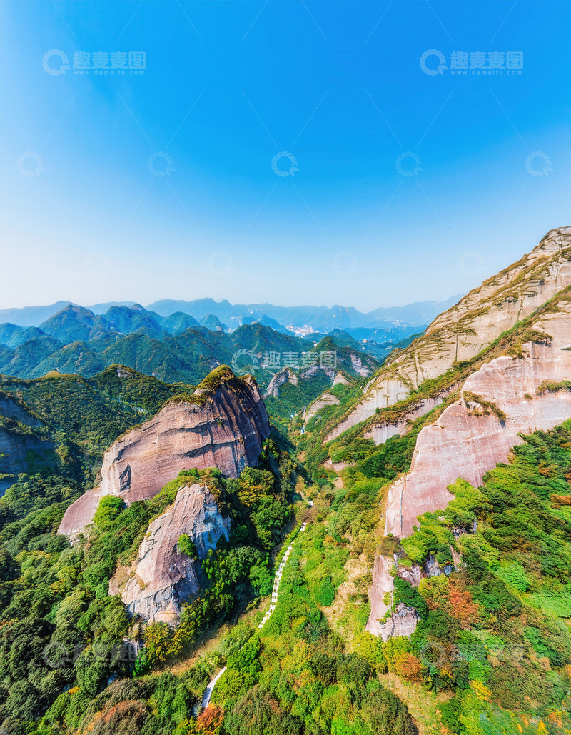 高清大图下载【趣麦麦图】蓝天映衬下植被覆盖的嶙峋山峦