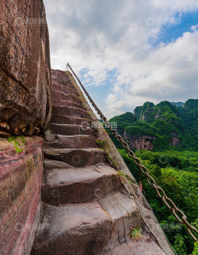 崖壁旁铁链相伴的古朴石阶小路