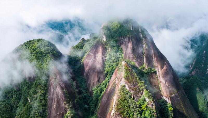 高清大图下载【趣麦麦图】云雾漫卷下的翠绿覆岩雄伟山峦