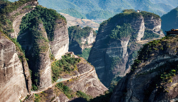 峭壁间蜿蜒穿行的险峻山间公路