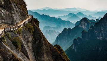 悬崖峻岭间延伸的惊险山间栈道