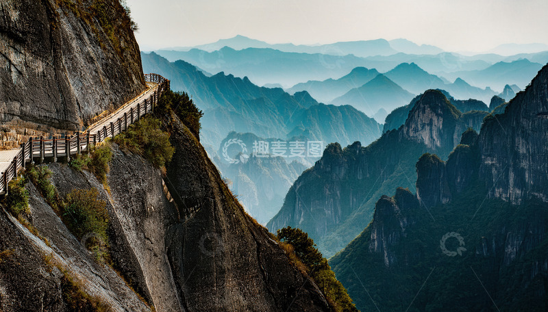 高清大图下载【趣麦麦图】悬崖峻岭间延伸的惊险山间栈道