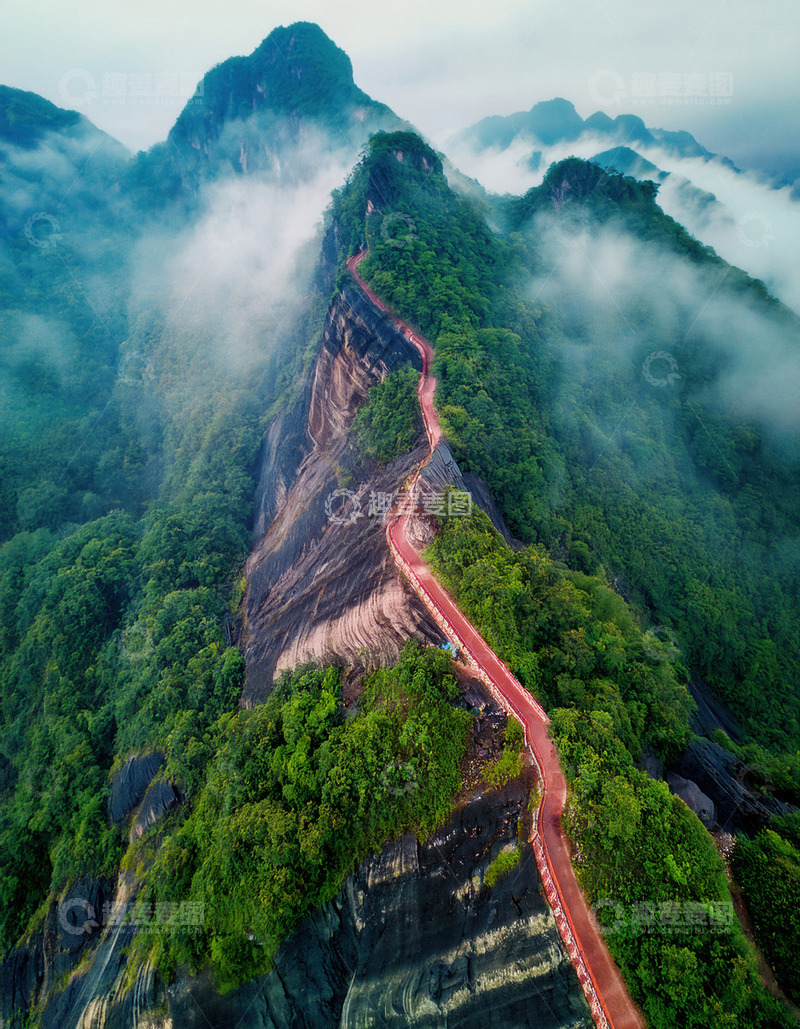 高清大图下载【趣麦麦图】云雾缭绕中蜿蜒于青山的道路