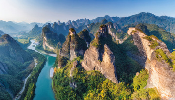 青山翠谷间河流蜿蜒的秀丽景致