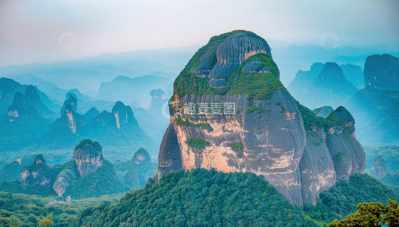 高清大图下载【趣麦麦图】薄雾中孤立的奇特造型丹霞山峰