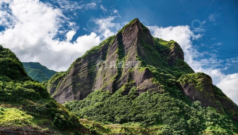 高清大图下载【趣麦麦图】蓝天白云下绿植覆体的雄伟山峰
