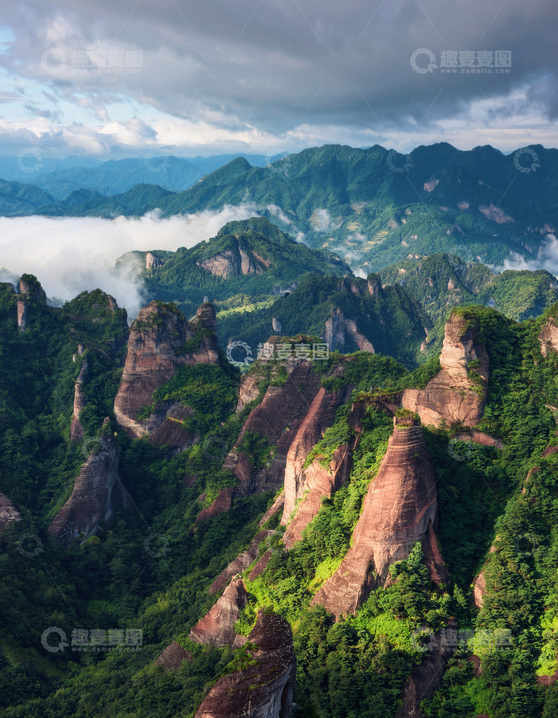 高清大图下载【趣麦麦图】云雾漫绕下的奇崛多姿绿色峰林