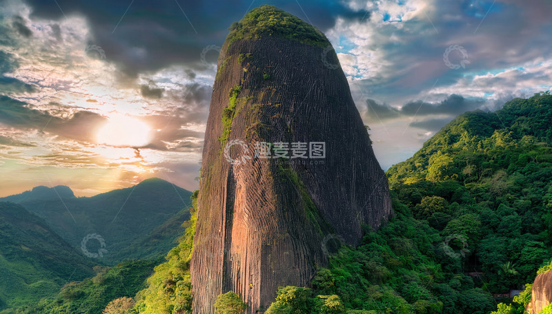 高清大图下载【趣麦麦图】山林间夕阳映照的巍峨独耸巨岩