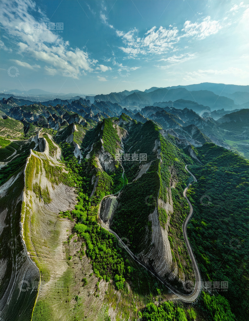 高清大图下载【趣麦麦图】蓝天白云下山峦间的蜿蜒公路