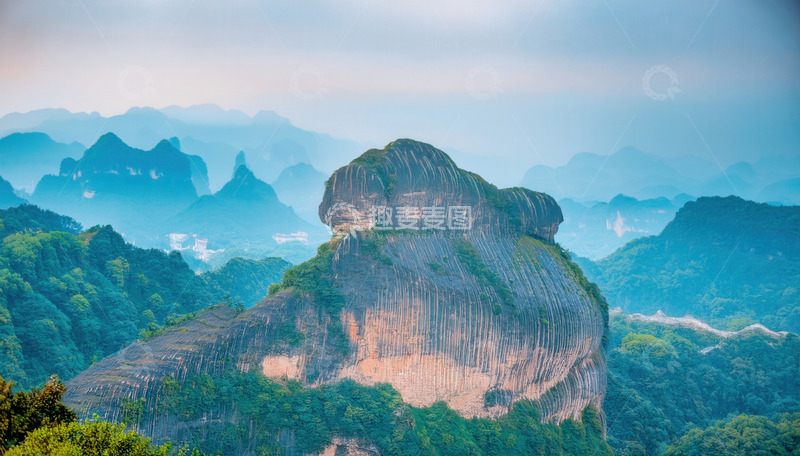 高清大图下载【趣麦麦图】雾霭中山林间的巨型独特岩石峰
