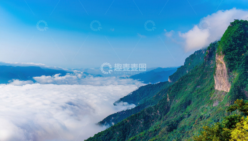 蓝天青山间缥缈的壮丽云海奇观