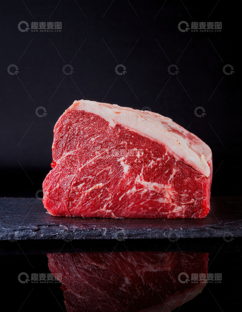 高清大图下载【趣麦麦图】黑石板上的鲜嫩多汁生牛排