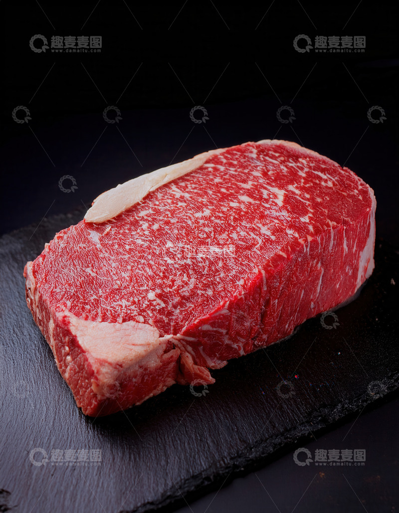 高清大图下载【趣麦麦图】黑石板上待烹的鲜嫩多汁牛排