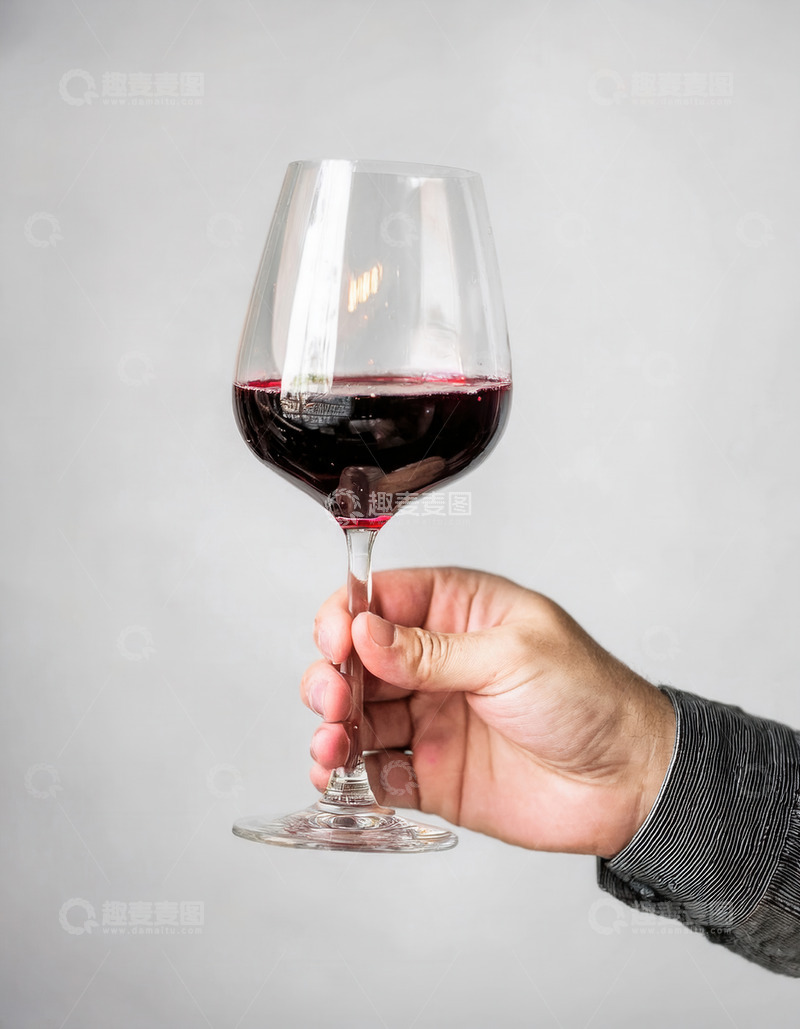 高清大图下载【趣麦麦图】手擎盛有红酒的高脚杯画面