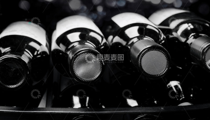 高清大图下载【趣麦麦图】黑白调下排列的葡萄酒瓶特写