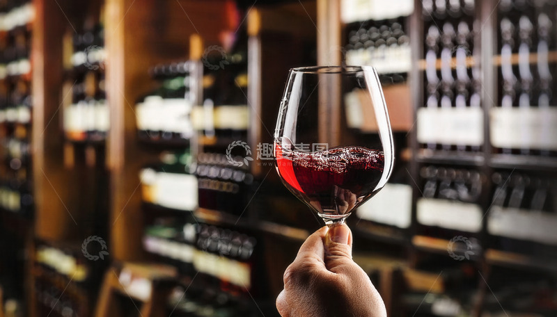高清大图下载【趣麦麦图】手举盛有红酒的高脚杯于酒架前