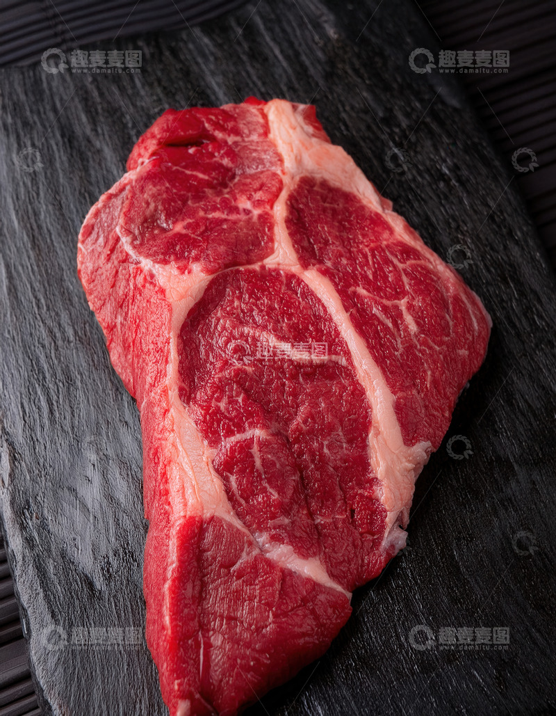 黑石板上色泽诱人的新鲜牛排
