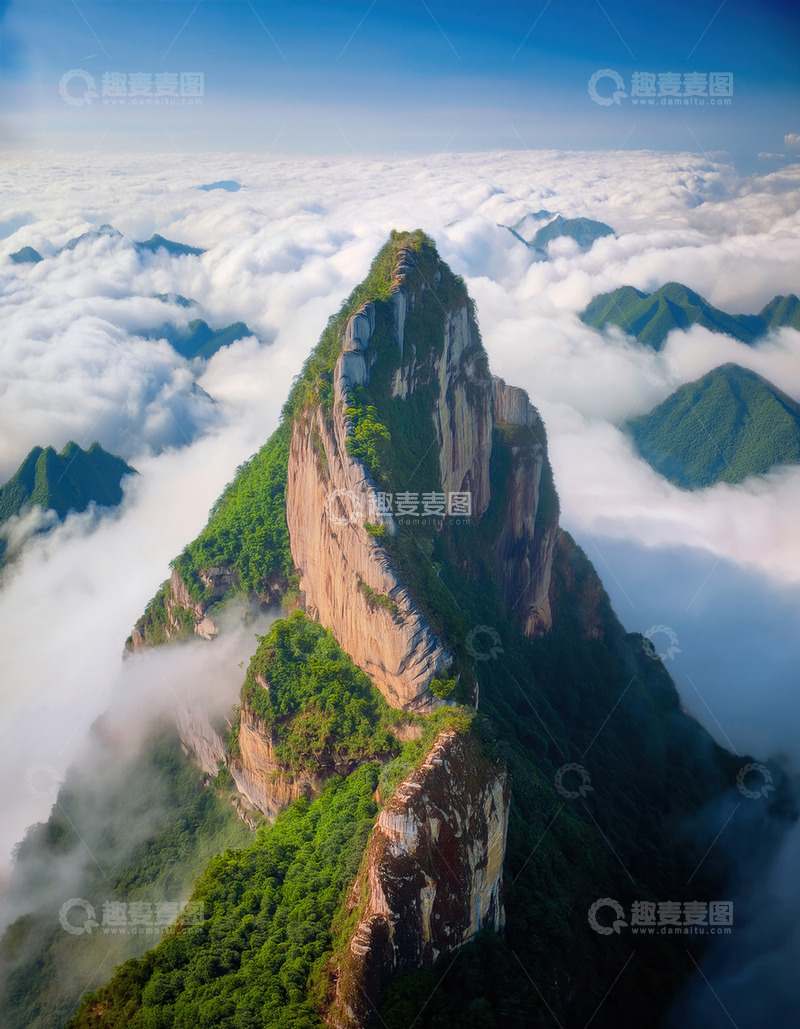 高清大图下载【趣麦麦图】云海中耸起的植被覆盖陡峭山峰