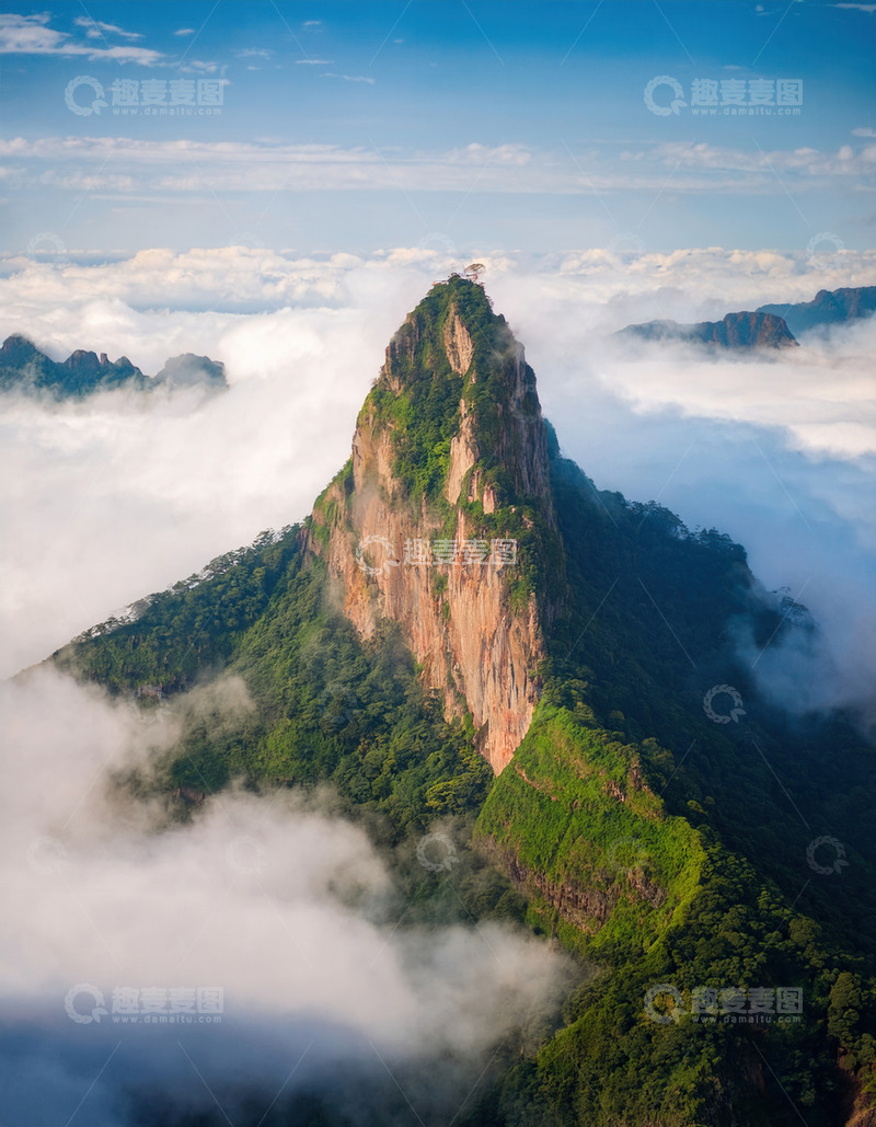 云海环绕的巍峨绿植覆盖山峰