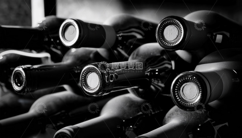 高清大图下载【趣麦麦图】黑白影像中堆叠的葡萄酒瓶画面