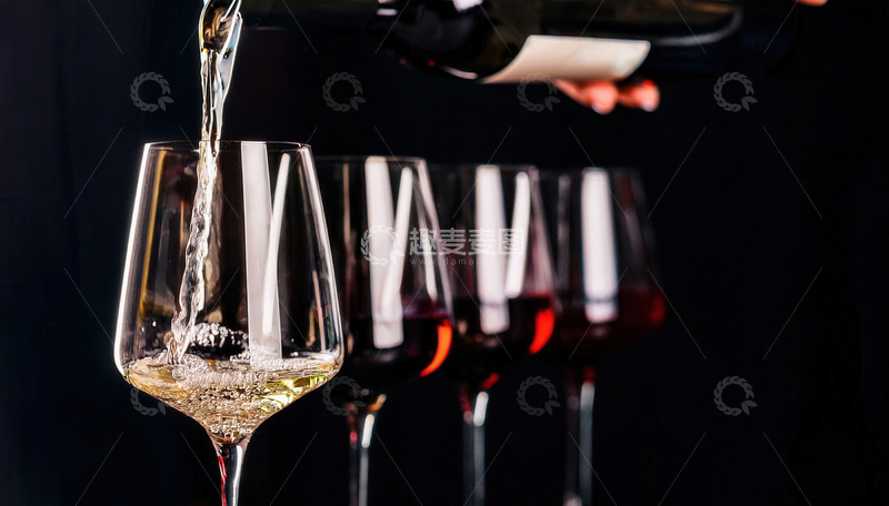 高清大图下载【趣麦麦图】往高脚杯倒白葡萄酒的对比场景