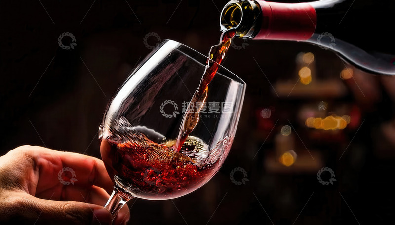 高清大图下载【趣麦麦图】手倾酒瓶往高脚杯斟入红酒画面