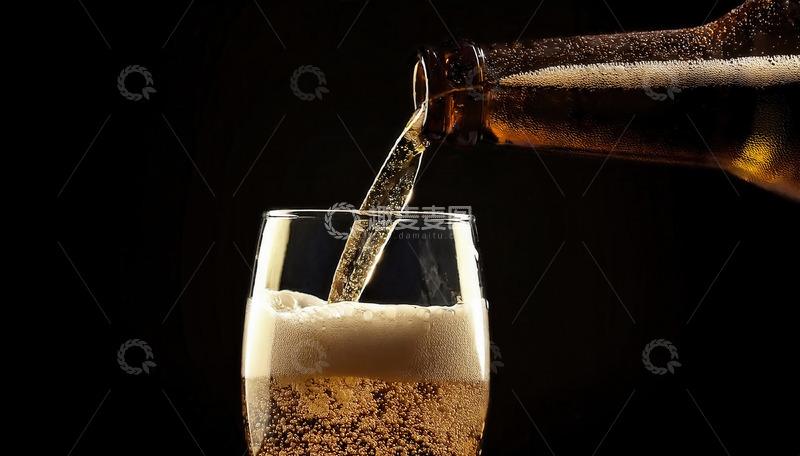 高清大图下载【趣麦麦图】啤酒倾注入杯，邂逅泡沫醇香