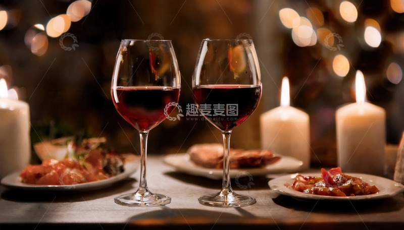 高清大图下载【趣麦麦图】烛光下美食配两杯红酒的温馨场景