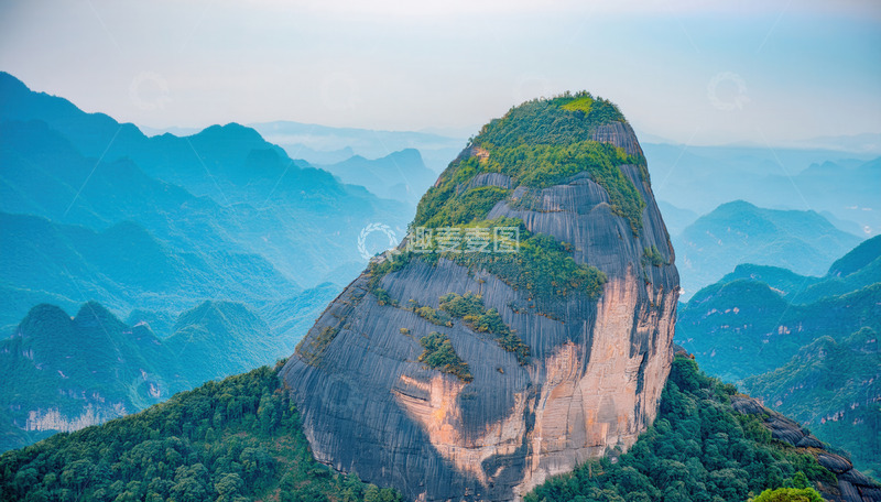 高清大图下载【趣麦麦图】青山背景下孤耸的植被覆盖岩峰