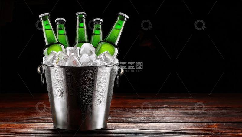 高清大图下载【趣麦麦图】木桌上冰桶，藏着绿瓶冰爽啤酒