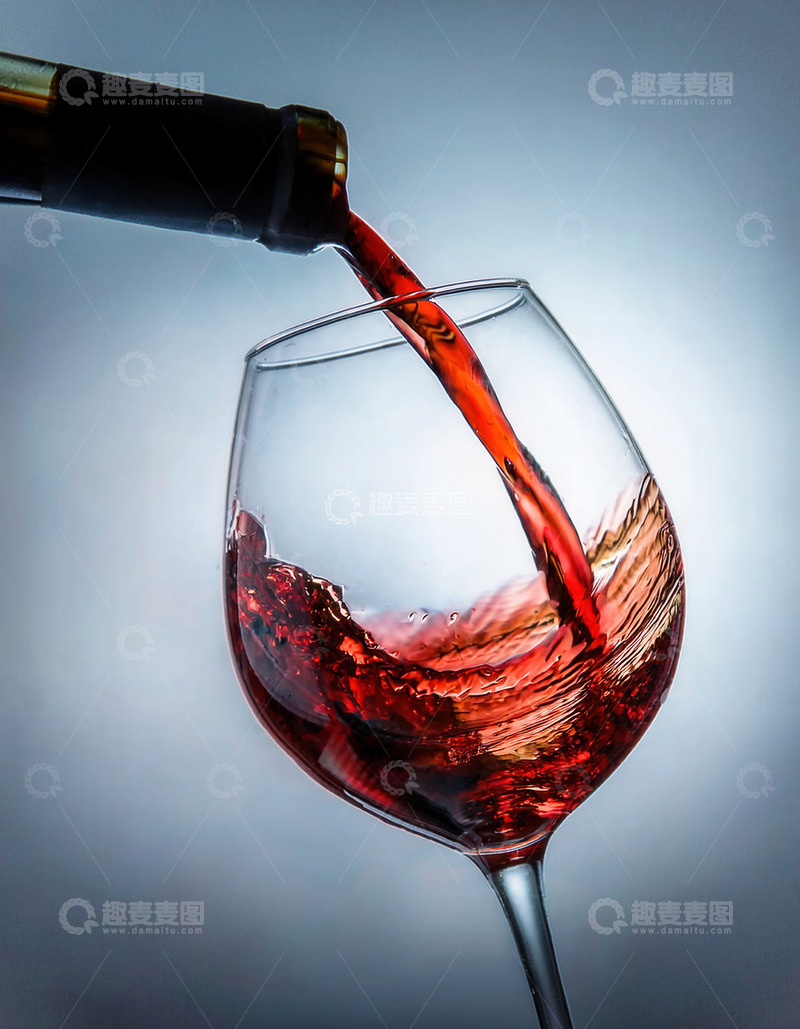 高清大图下载【趣麦麦图】酒瓶向高脚杯倾注流动的红酒