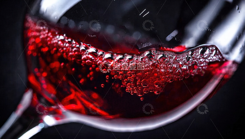高清大图下载【趣麦麦图】高脚杯中红酒泛起气泡的特写