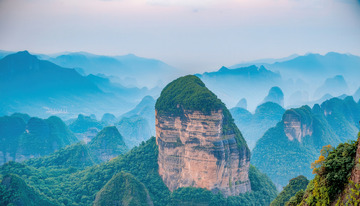 雾霭中林立的奇特植被覆盖山峰