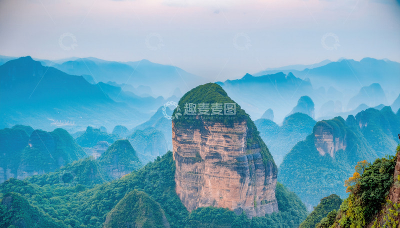 高清大图下载【趣麦麦图】雾霭中林立的奇特植被覆盖山峰