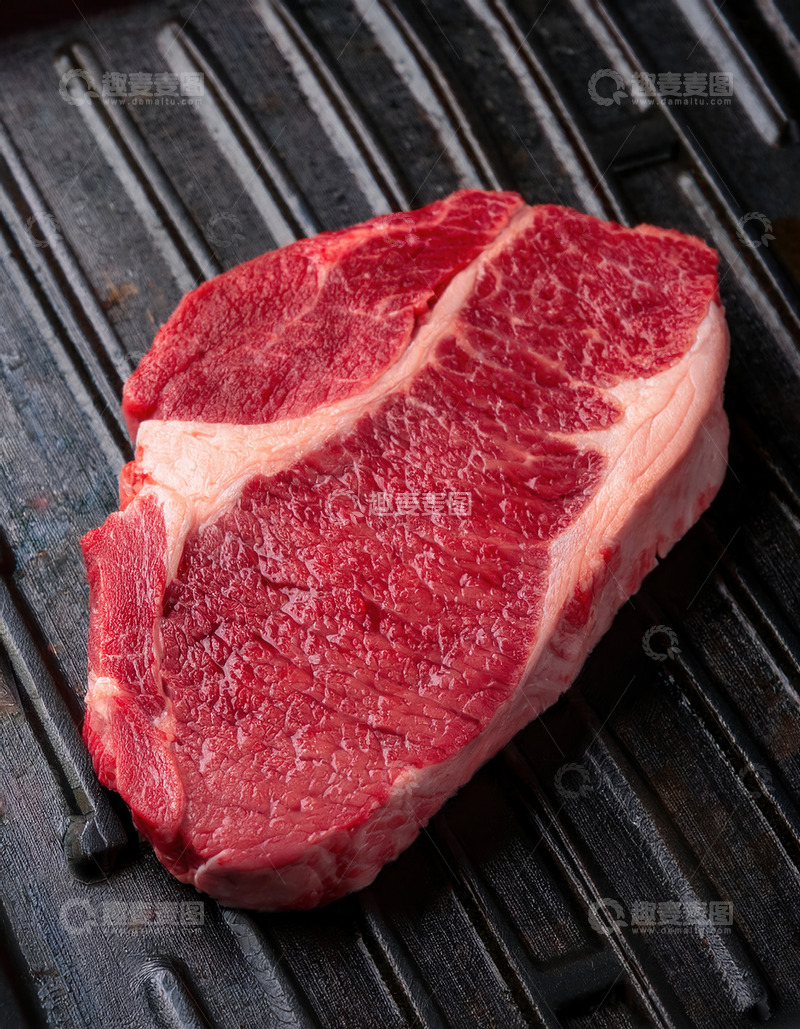 高清大图下载【趣麦麦图】烤架上的鲜嫩生牛排，待烹饪