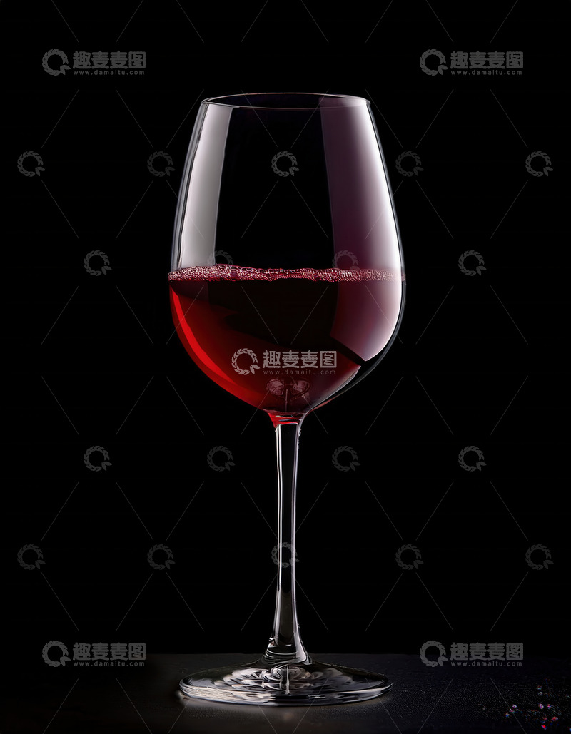 高清大图下载【趣麦麦图】黑色背景下盛有红酒的高脚杯