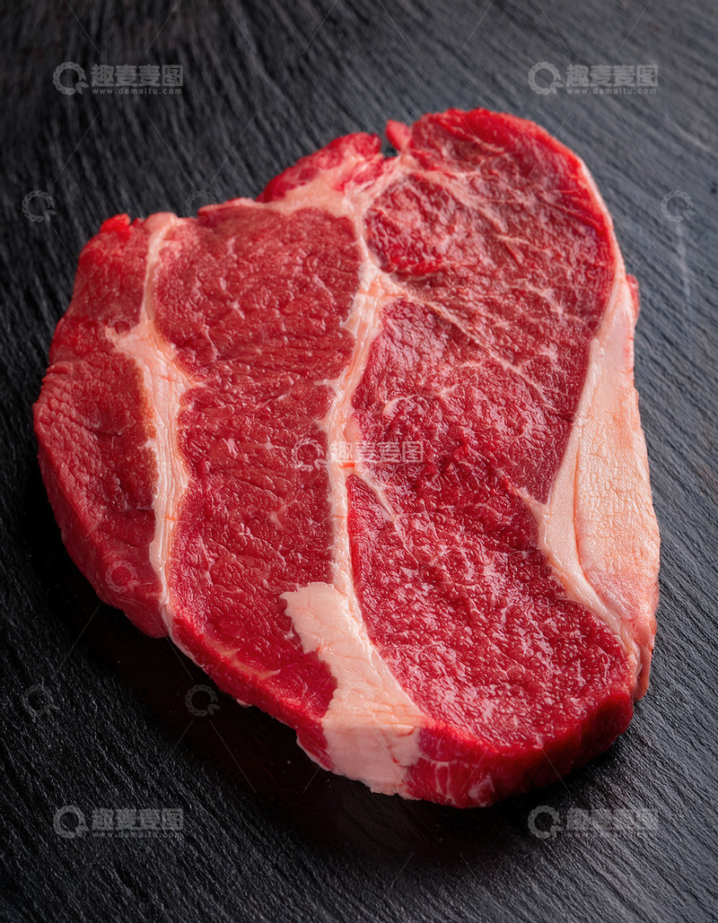 高清大图下载【趣麦麦图】黑桌面上新鲜诱人的生牛排
