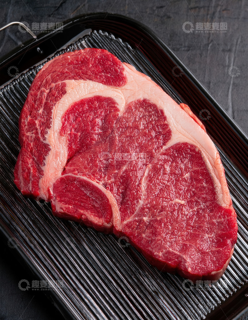 高清大图下载【趣麦麦图】烤盘上鲜美的生牛排，即将烹制