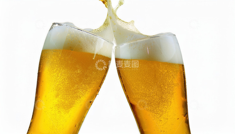 高清大图下载【趣麦麦图】啤酒碰杯，溅起欢乐泡沫瞬间