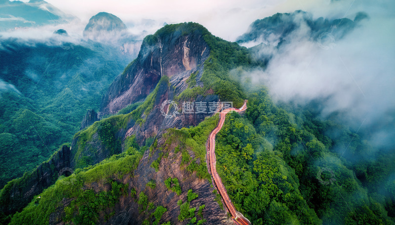 高清大图下载【趣麦麦图】云雾漫卷山间的蜿蜒红色栈道