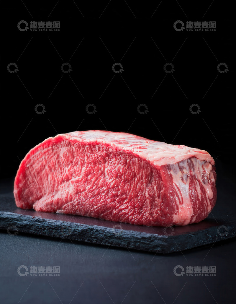 高清大图下载【趣麦麦图】黑石板上新鲜的纹理丰富牛肉块