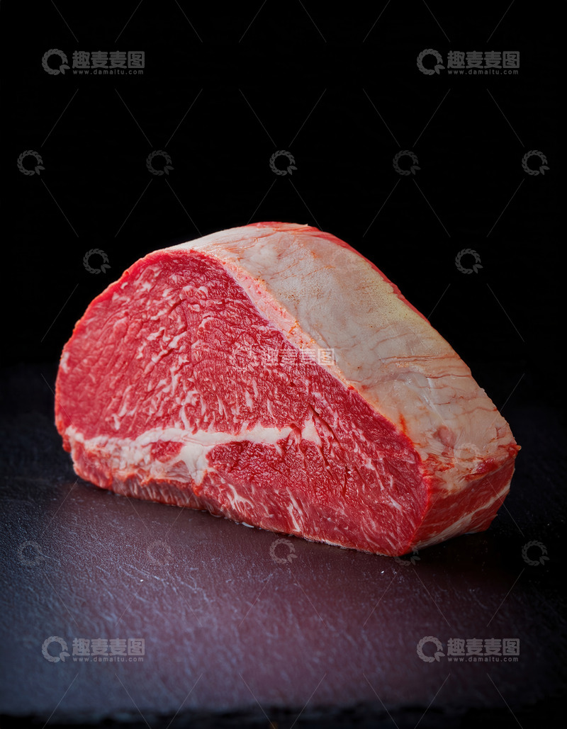 高清大图下载【趣麦麦图】黑石板上色泽鲜美的生牛排