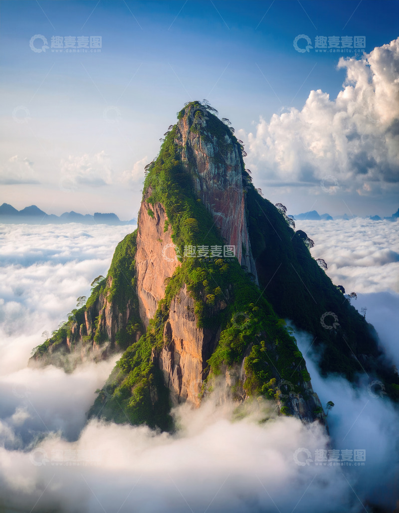 高清大图下载【趣麦麦图】云海之上挺拔的绿植覆体山峰