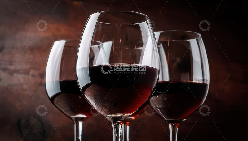 高清大图下载【趣麦麦图】木背景前盛有红酒的三只高脚杯